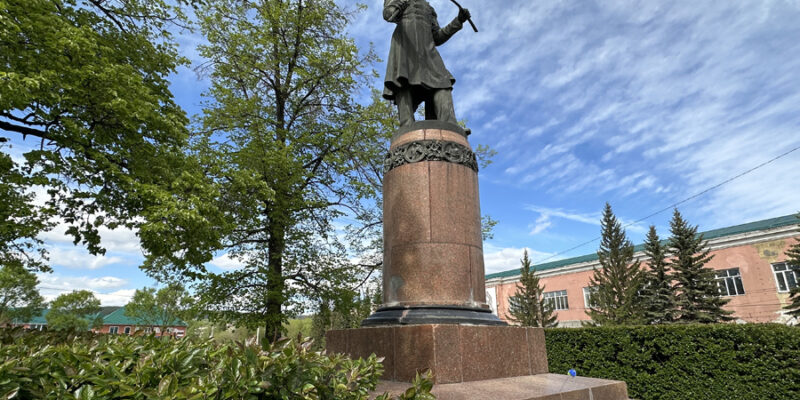 Памятник Павлу Петровичу Аносову в Златоусте