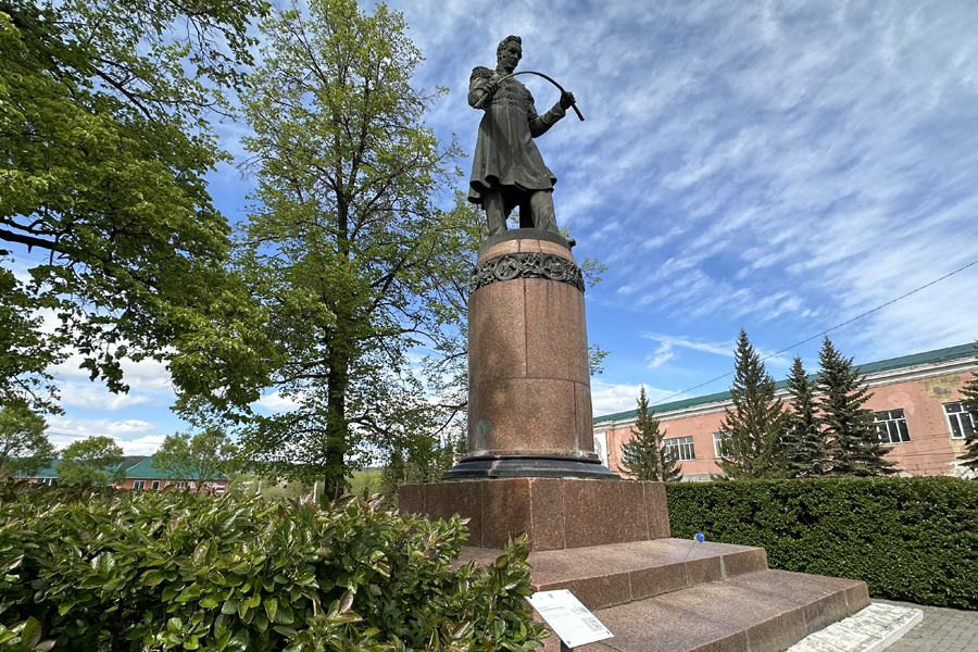 Памятник Павлу Петровичу Аносову в Златоусте