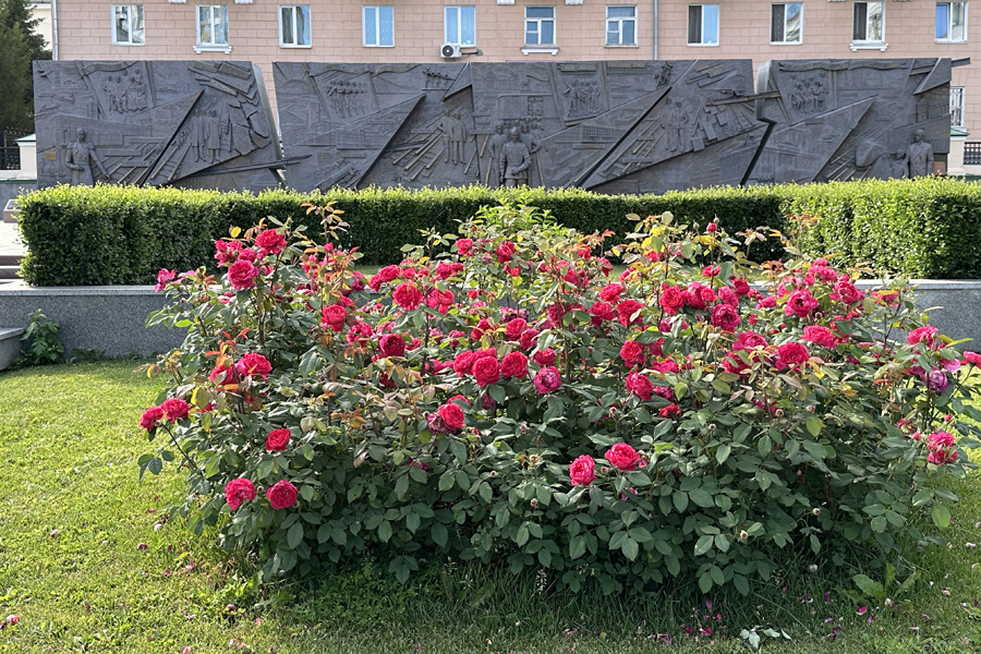 Памятник-барельеф «Железные дороги в истории России» в Екатеринбурге