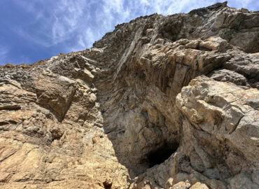 Большая Усть-Катавская пещера и скала «Марьин утес»