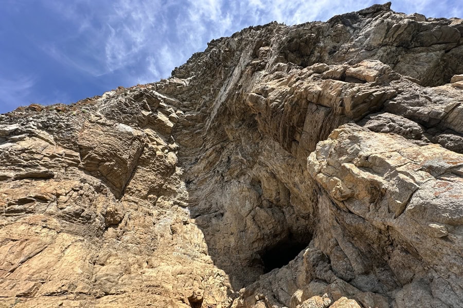 Большая Усть-Катавская пещера и скала «Марьин утес»