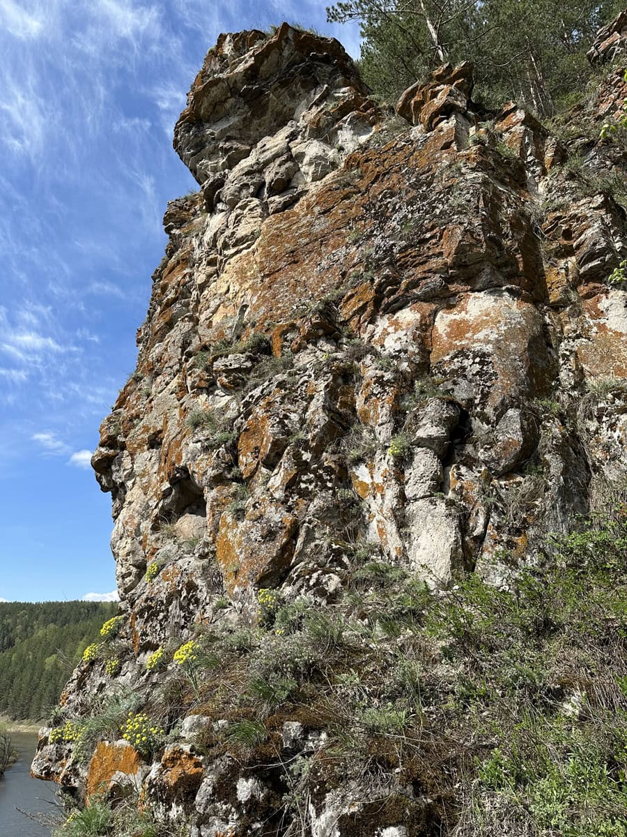 Большая Усть-Катавская пещера и скала «Марьин утес»