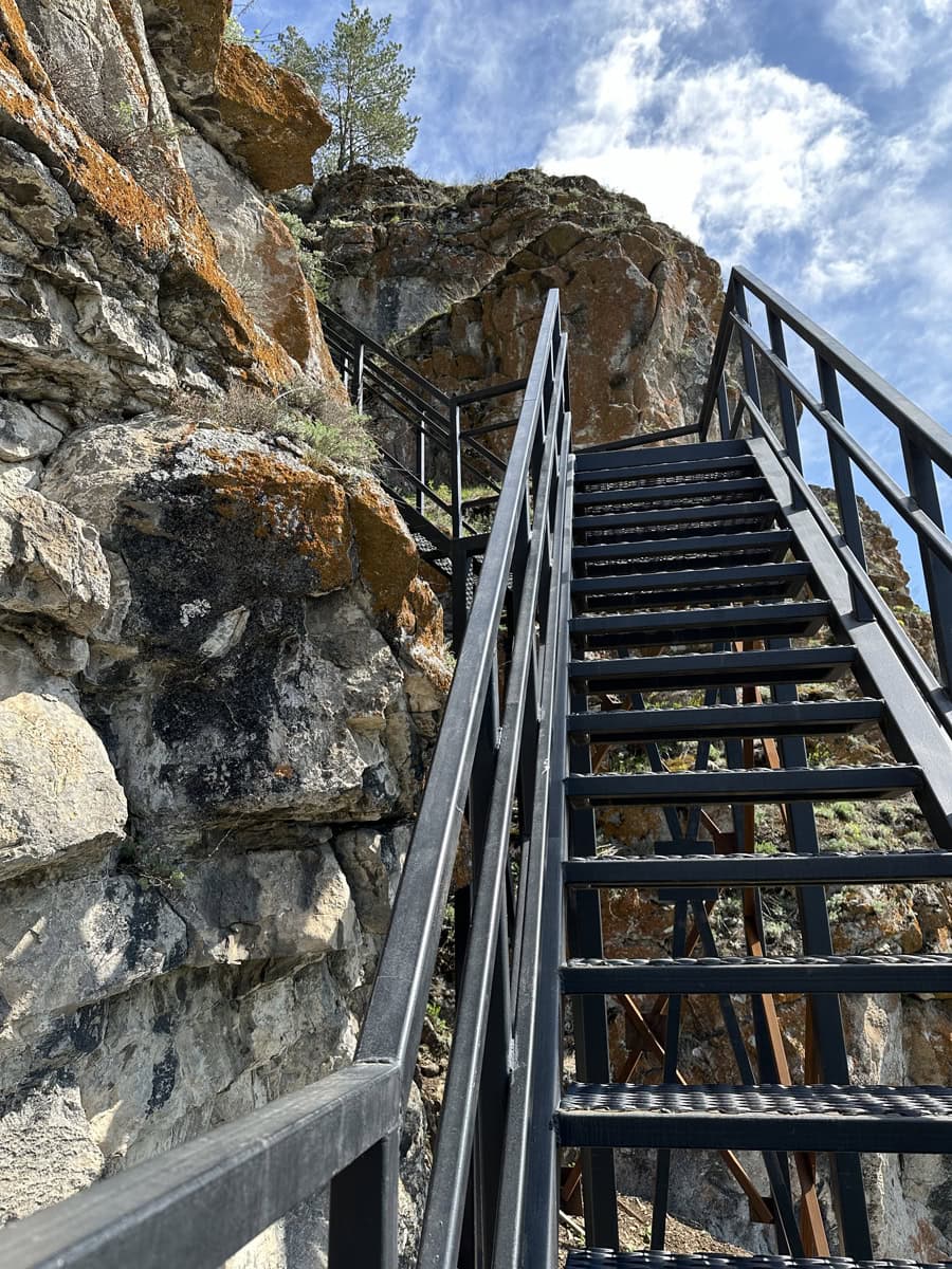 Большая Усть-Катавская пещера и скала «Марьин утес»