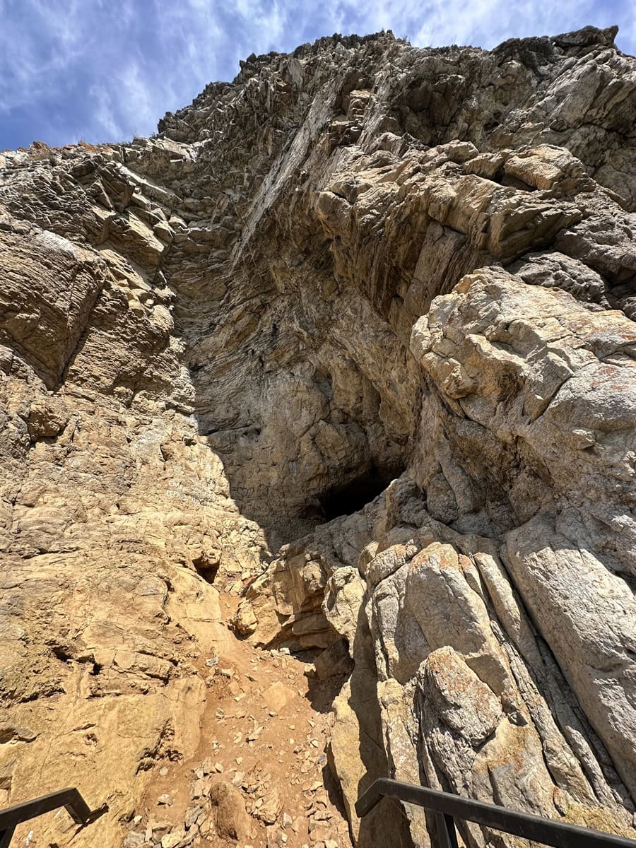 Большая Усть-Катавская пещера и скала «Марьин утес»