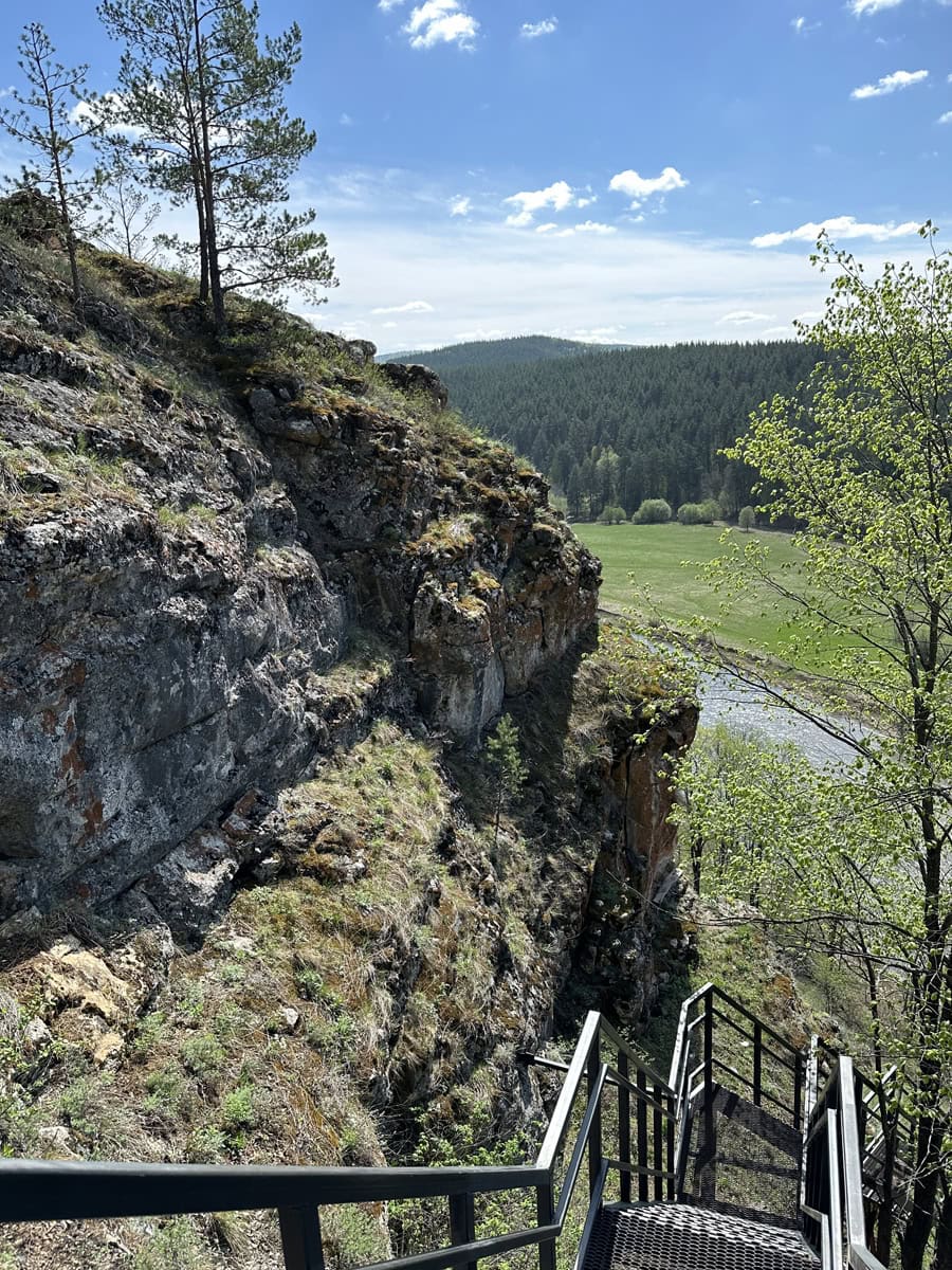 Большая Усть-Катавская пещера и скала «Марьин утес»