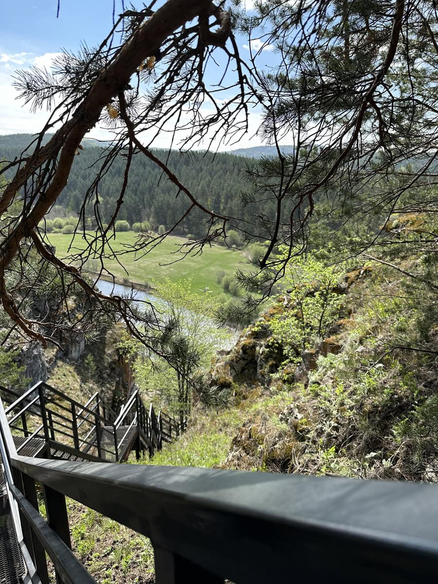 Большая Усть-Катавская пещера и скала «Марьин утес»