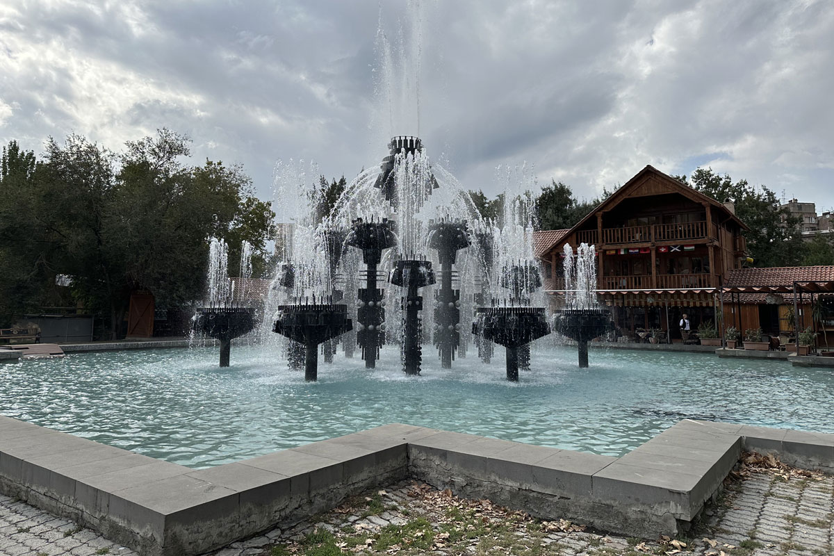 Большой живописный фонтан на 5-ом участке парка Молодежи в Ереване