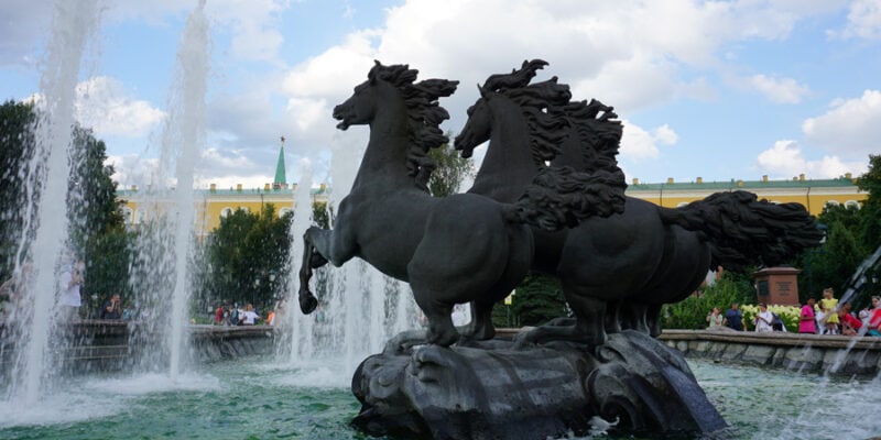 Фонтан «Гейзер» и скульптура «Времена года» («Кони»)