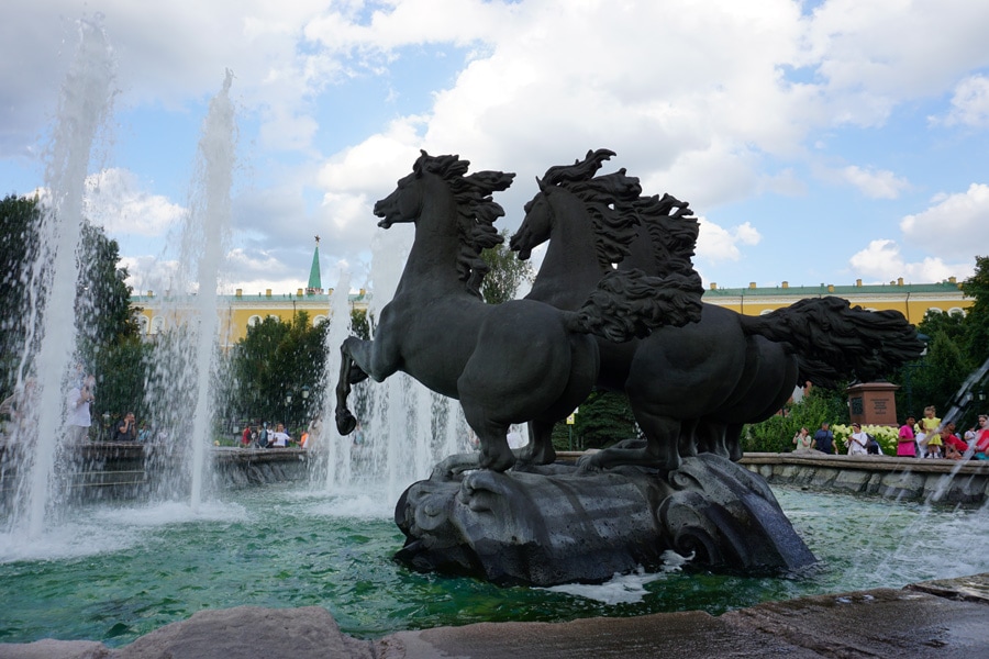 Фонтан «Гейзер» и скульптура «Времена года» («Кони»)