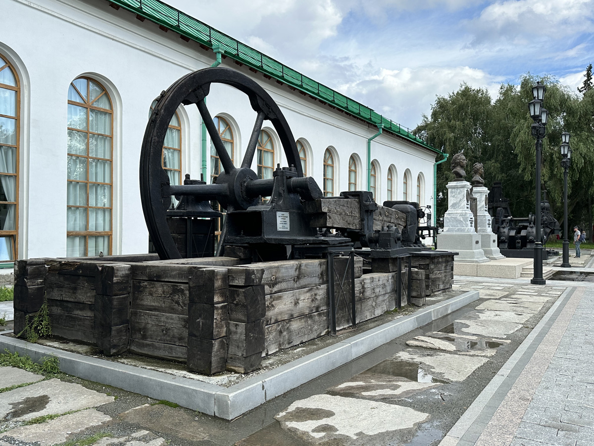 Крупногабаритная техника уральских заводов