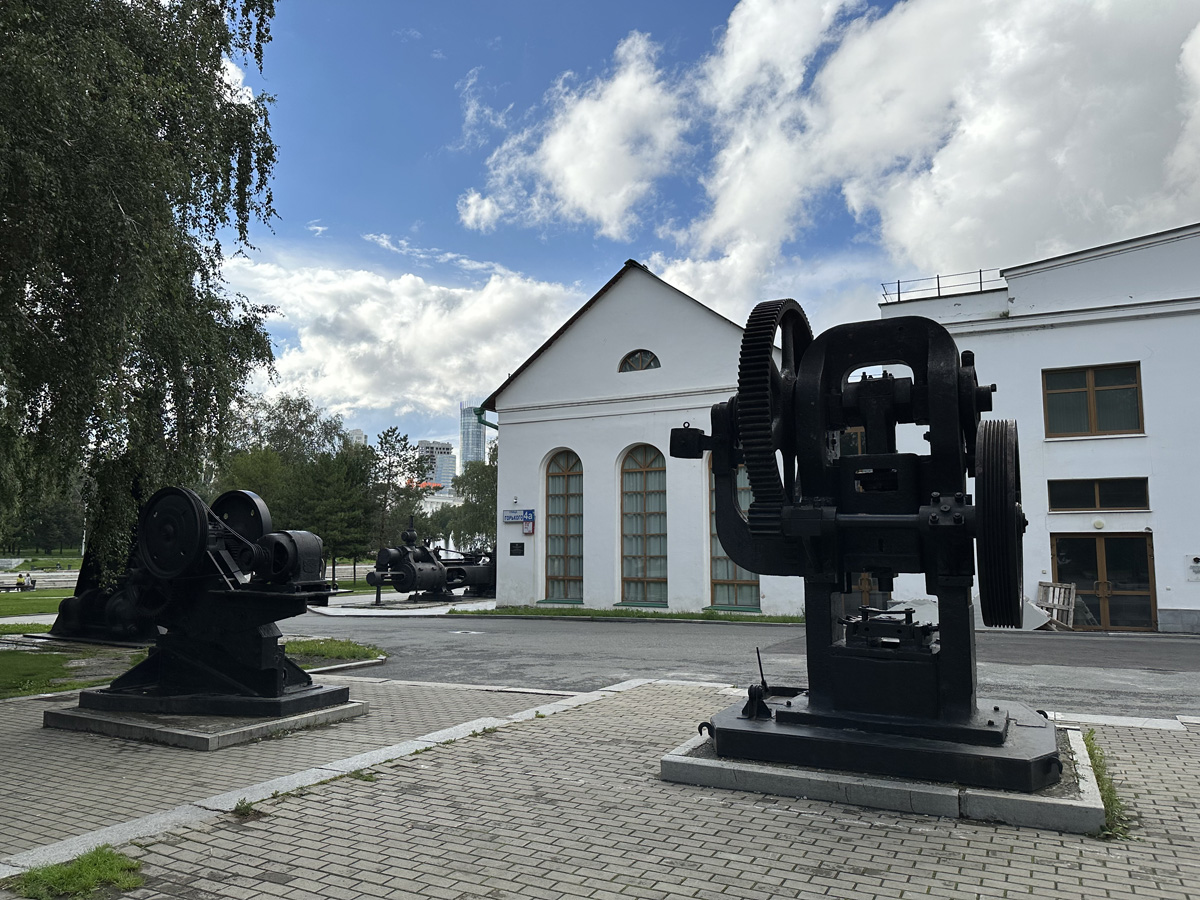 Крупногабаритная техника уральских заводов