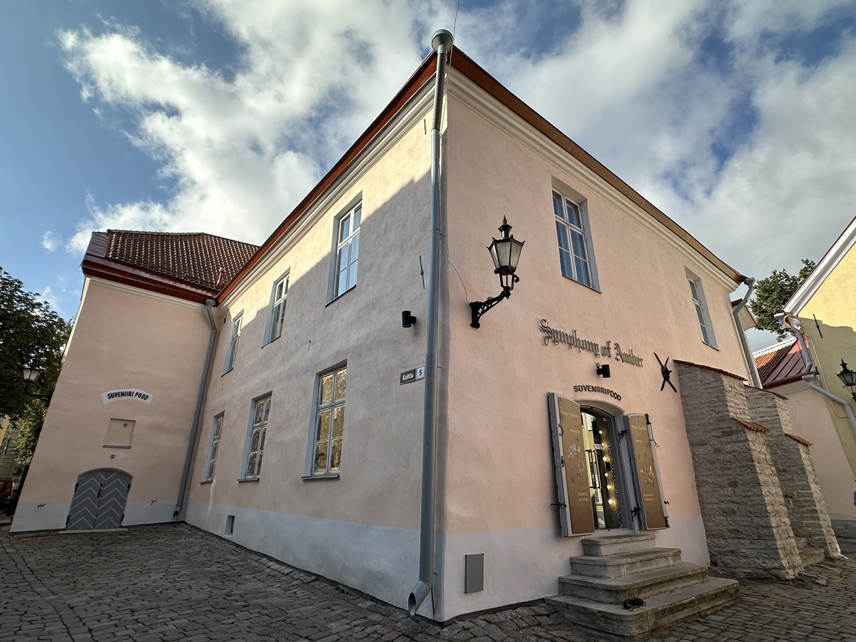 Улица Кохту (эст. Kohtu tn) в Таллине. Сувенирный магазин