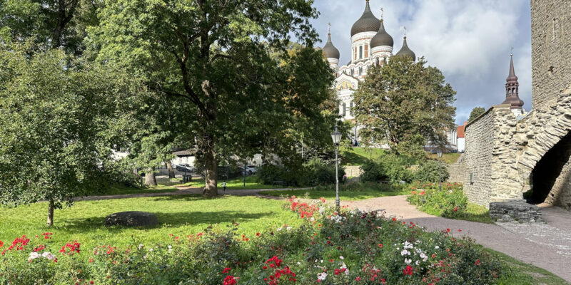 Комендантский сад (эст. Komandandi aed) в Таллине