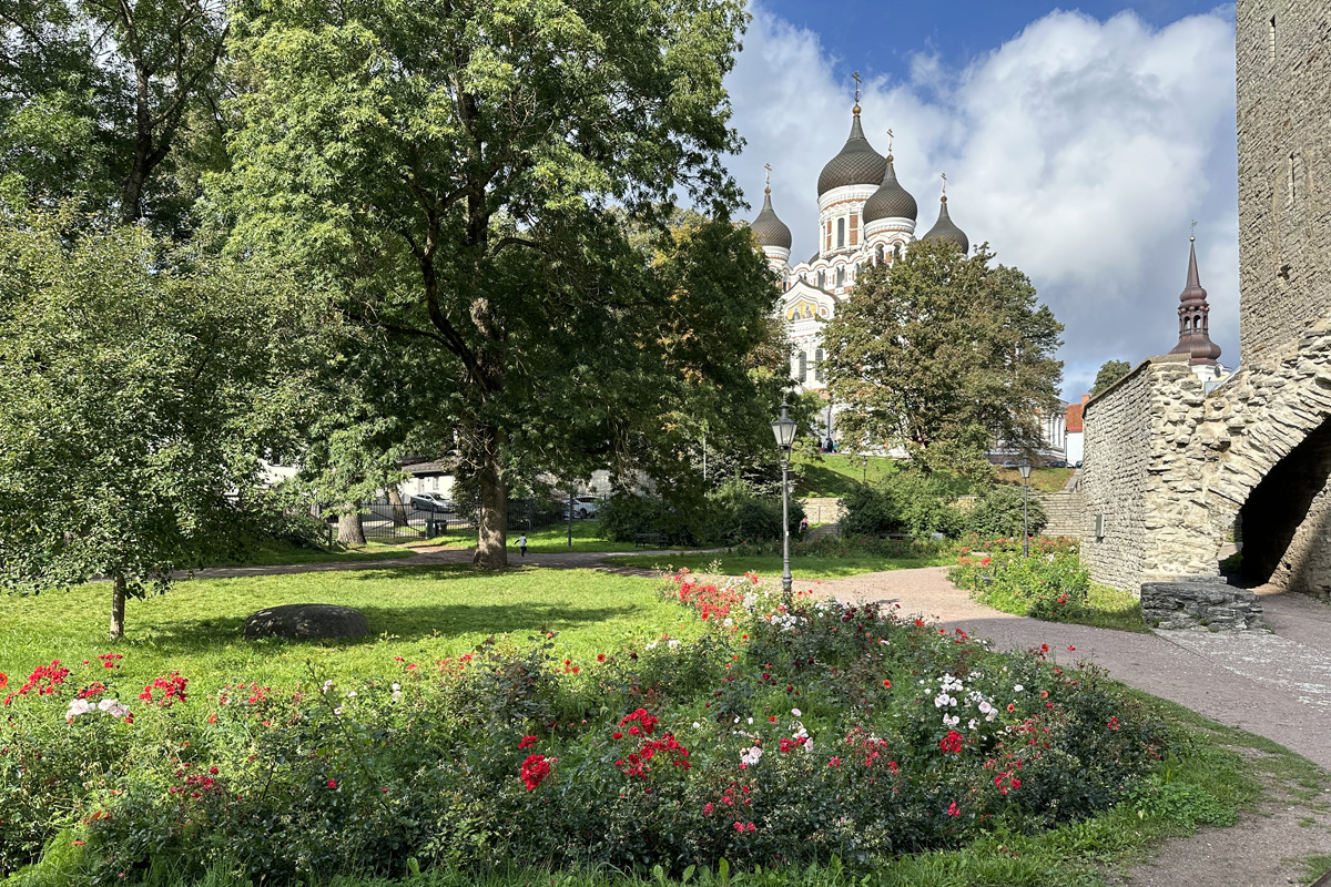 Комендантский сад (эст. Komandandi aed) в Таллине