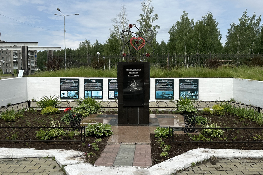 Памятник ликвидаторам атомных катастроф в Качканаре