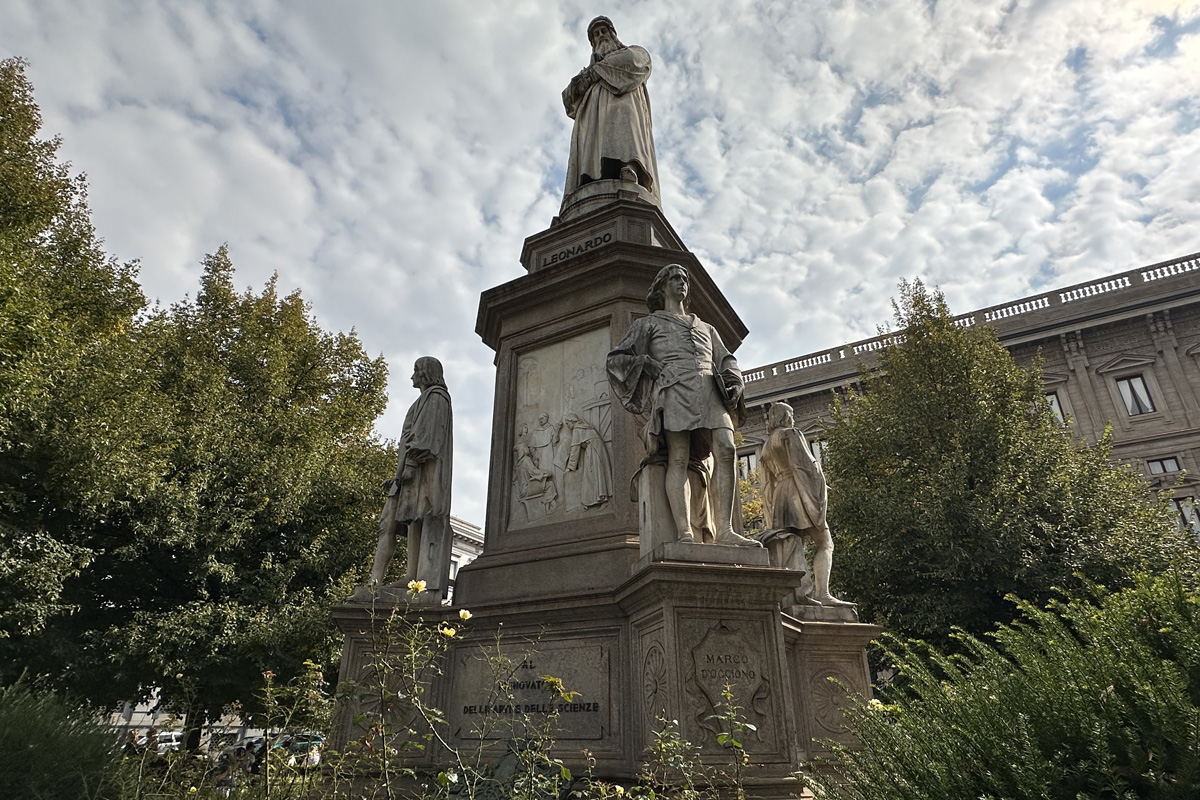 Памятник Леонардо Да Винчи