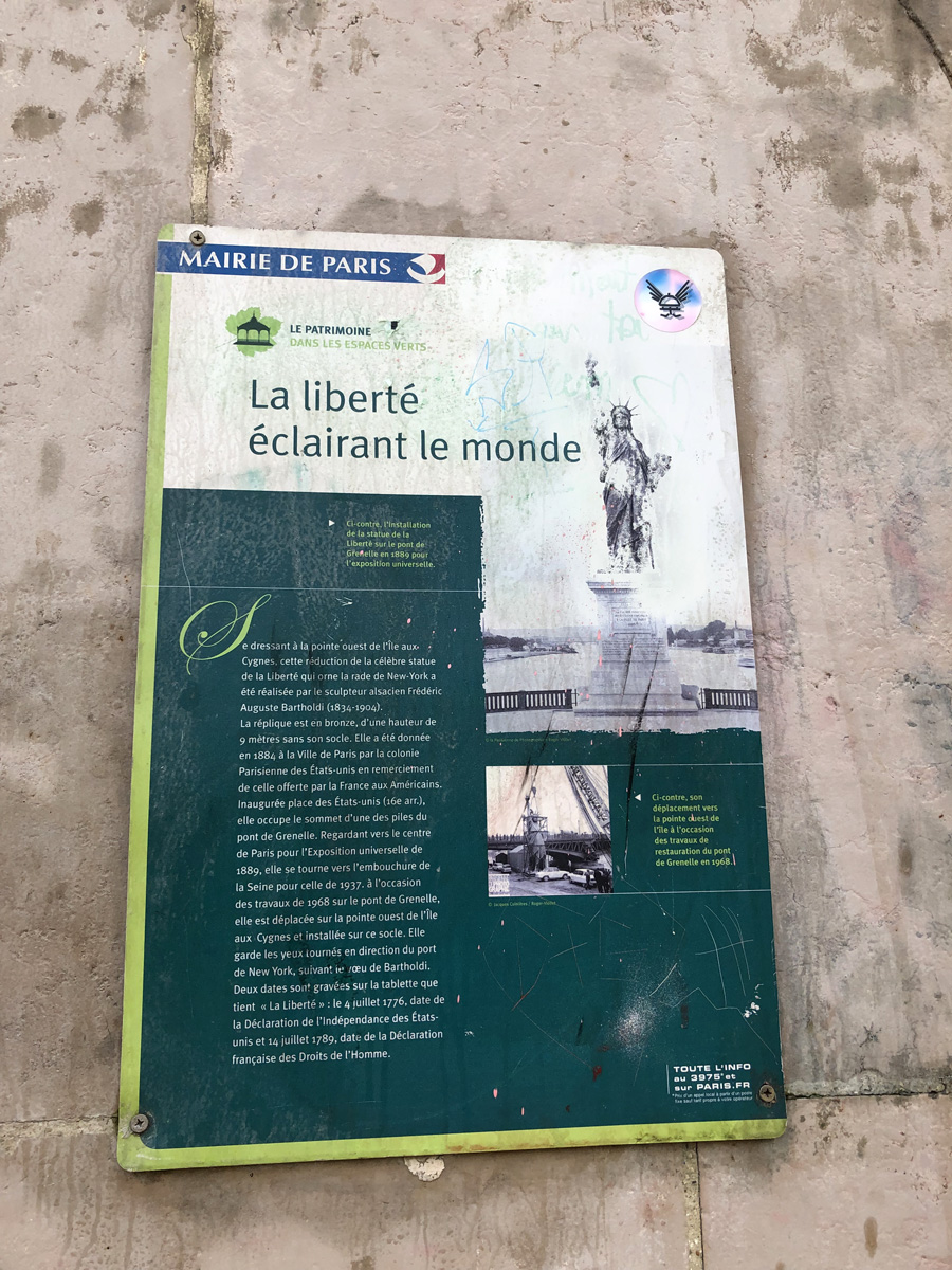 Статуя свободы в Париже на Лебедином острове
