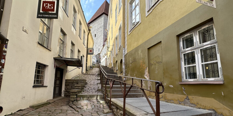 Надвратная башня Люхике-Ялг в Таллине