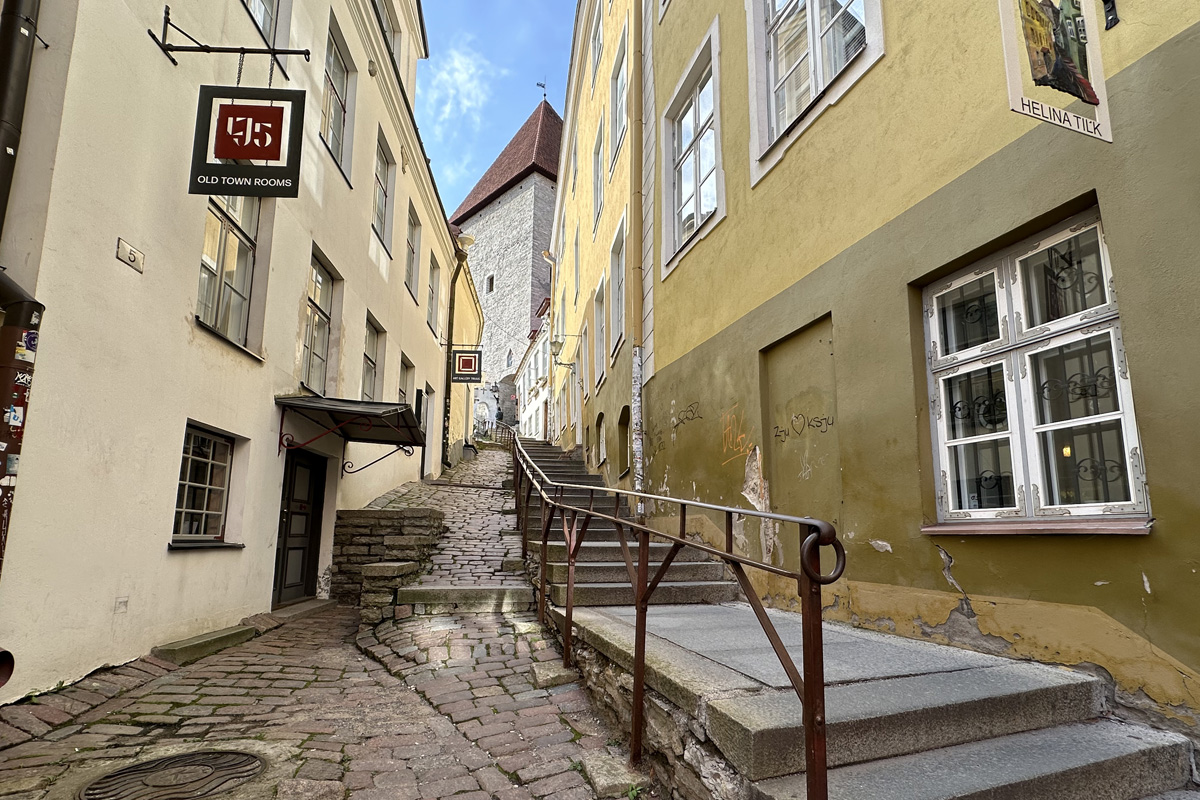 Надвратная башня Люхике-Ялг в Таллине