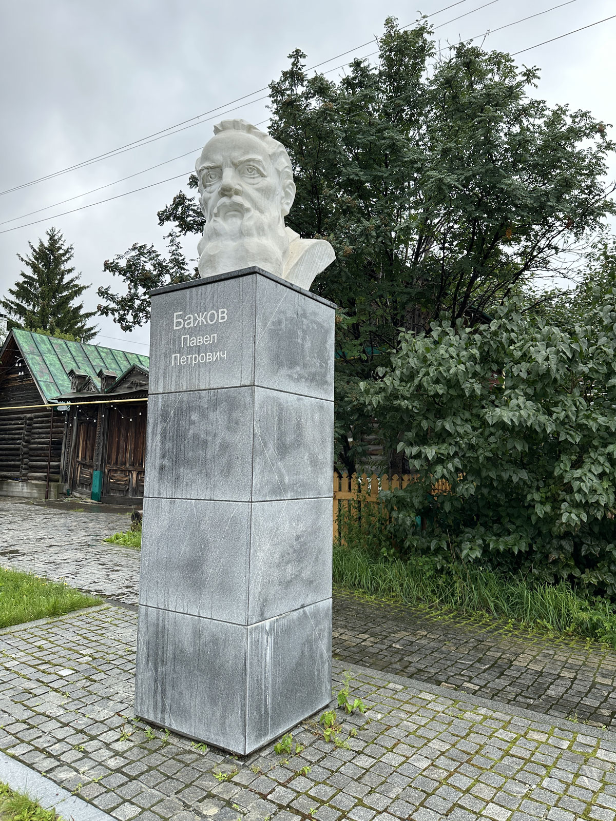 Памятник Павлу Петровичу Бажову возле его дома-музея в Сысерти
