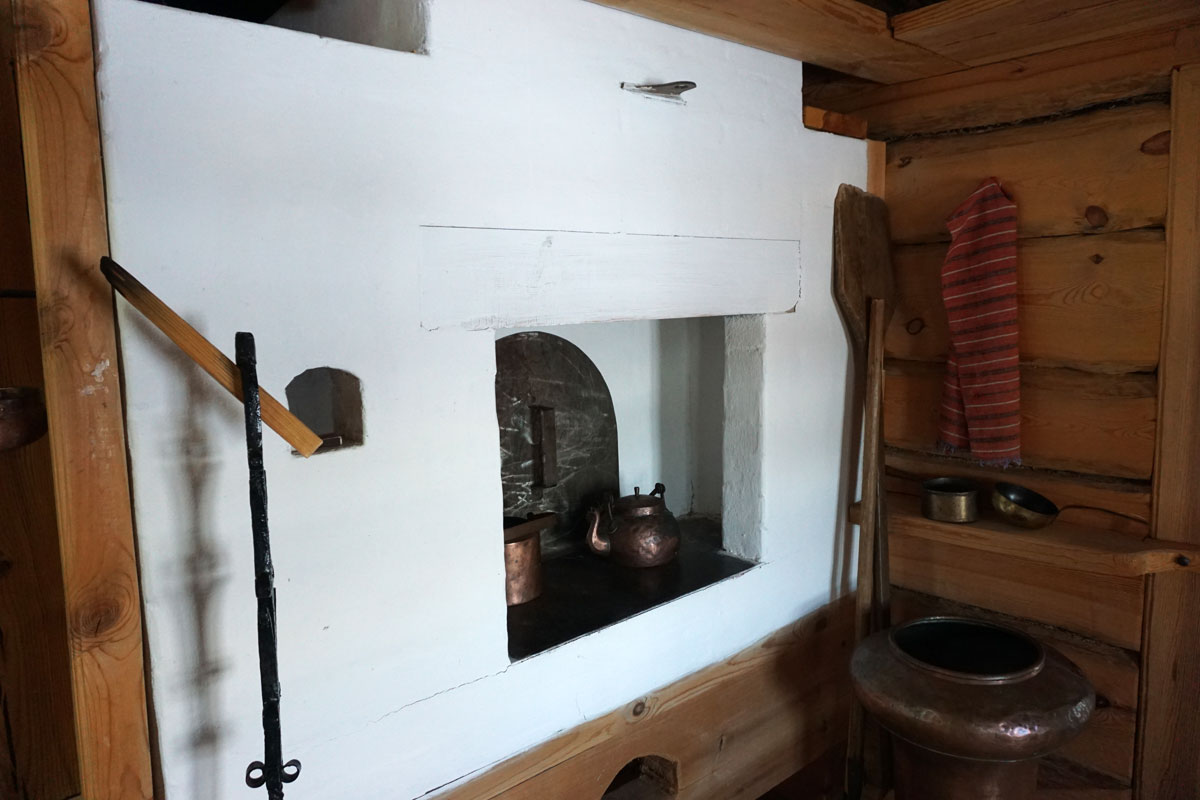 В избе зажиточного крестьянина — владельца постоялого двора