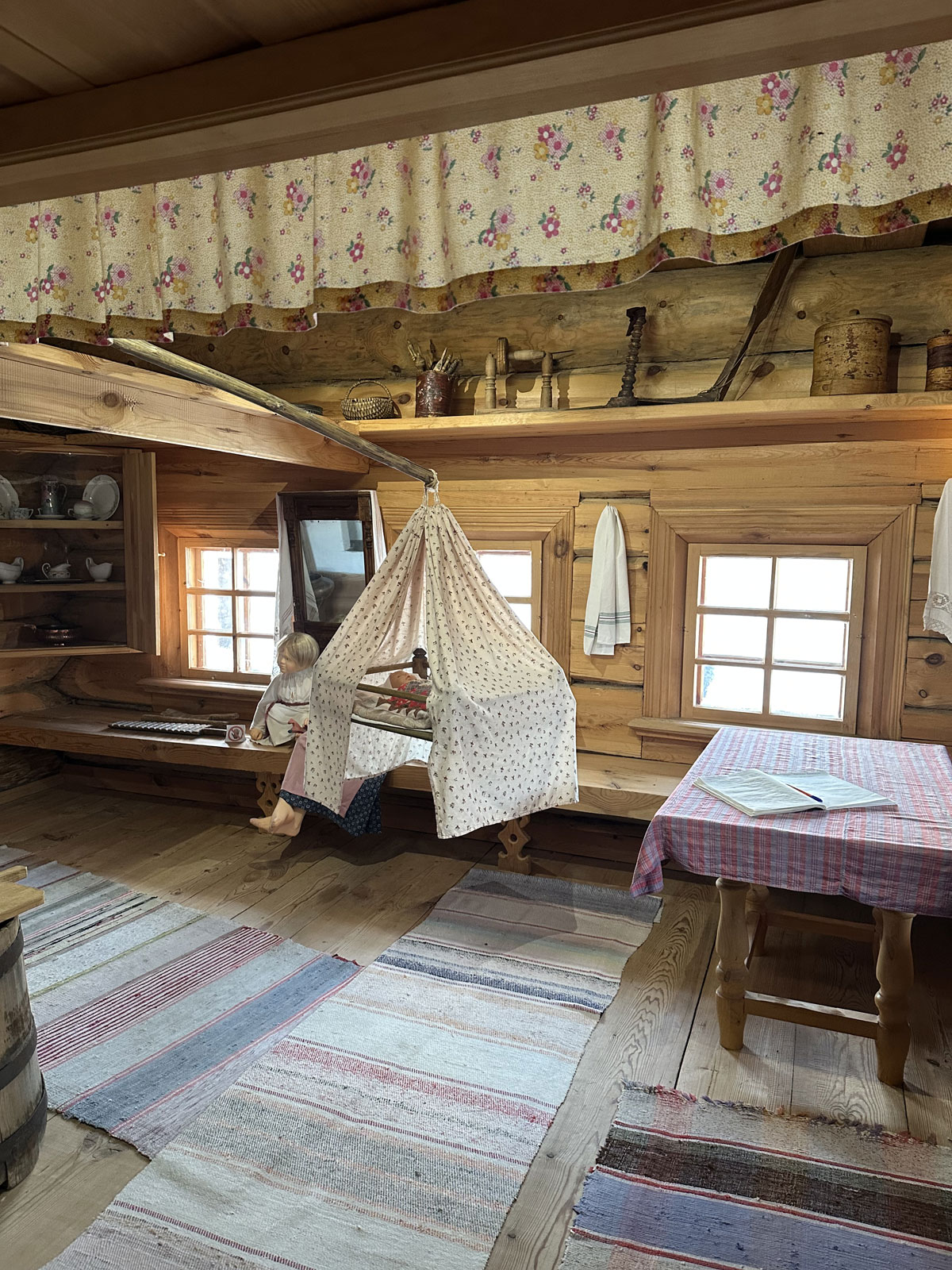 В избе зажиточного крестьянина — владельца постоялого двора