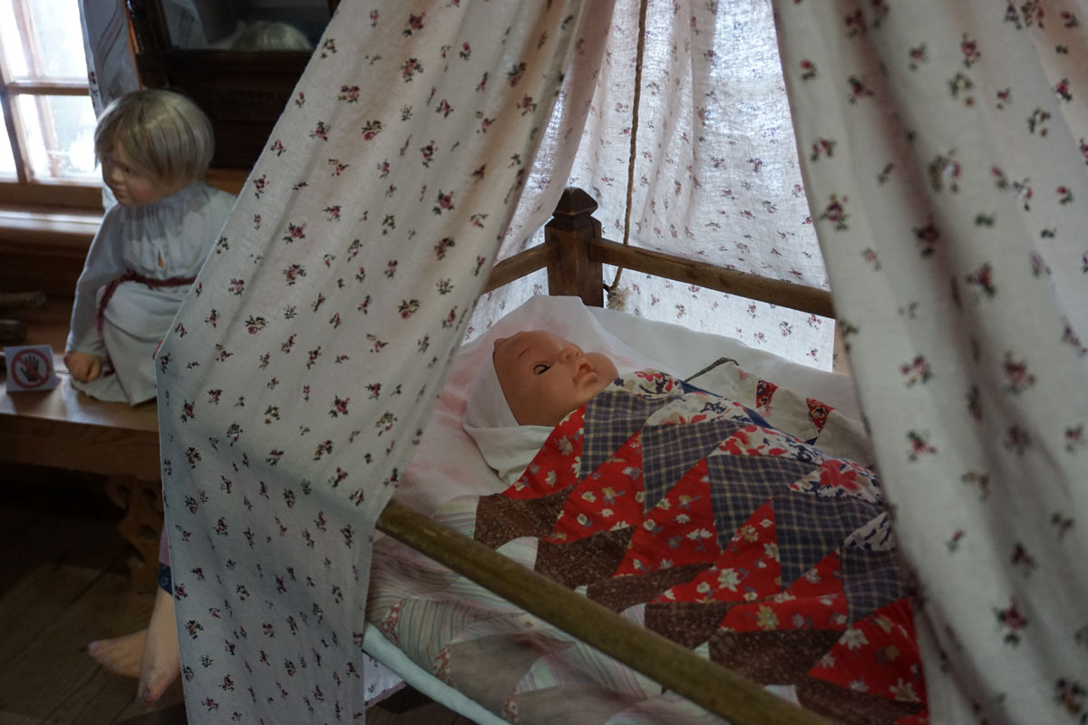 В избе зажиточного крестьянина — владельца постоялого двора