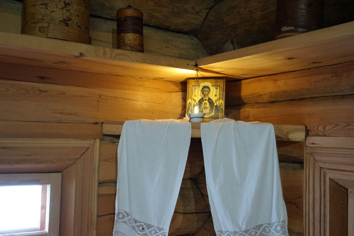 В избе зажиточного крестьянина — владельца постоялого двора