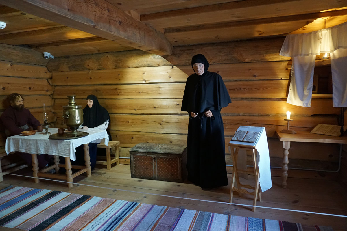 В избе зажиточного крестьянина — владельца постоялого двора