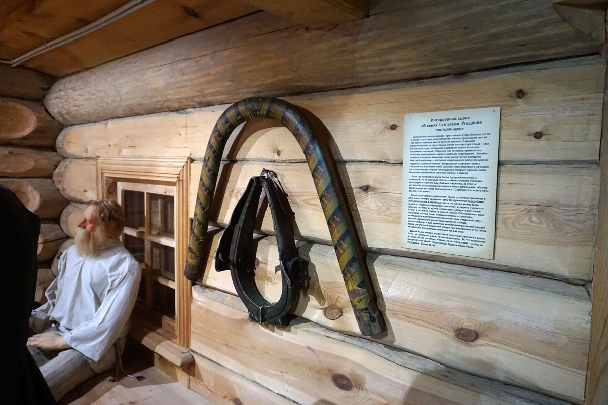 В сенях 1-го этажа