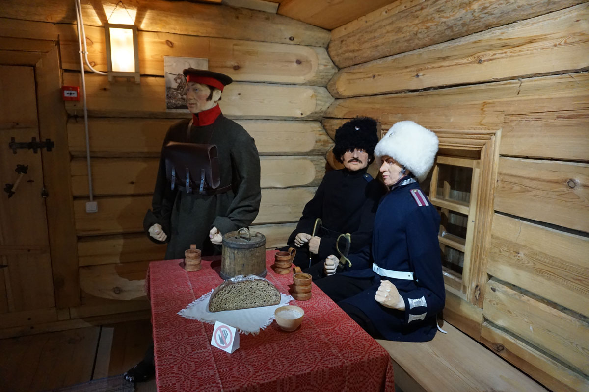 В сенях 1-го этажа