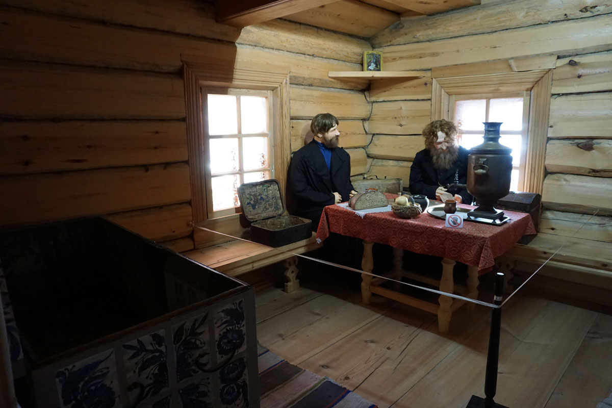 В сенях 1-го этажа