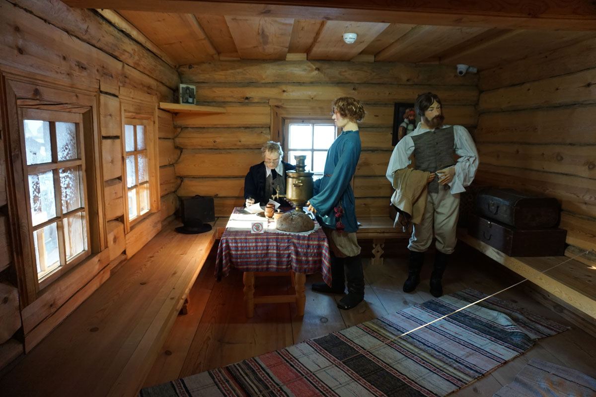 В сенях 1-го этажа