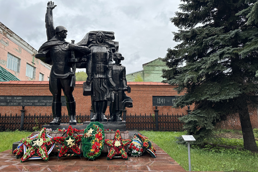 Памятник героям фронта и тыла завода им. В. И. Ленина в Златоусте