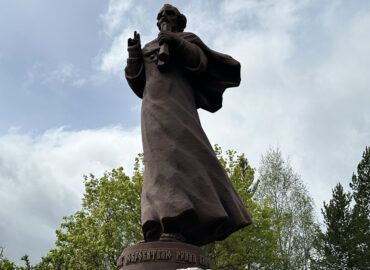 Памятник святителю Иоанну Златоусту в Златоусте