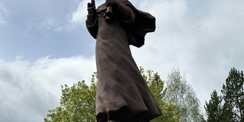 Памятник святителю Иоанну Златоусту в Златоусте