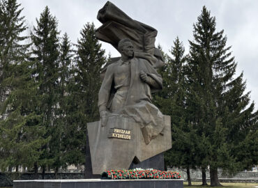 Памятник Николаю Кузнецову в Екатеринбурге