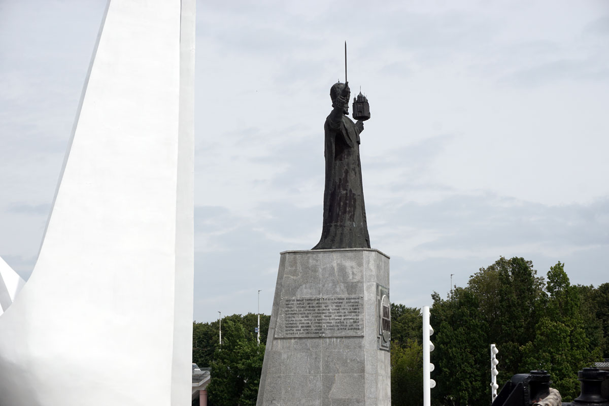 Памятник рыбакам и памятник Николаю Чудотворцу в Калининграде