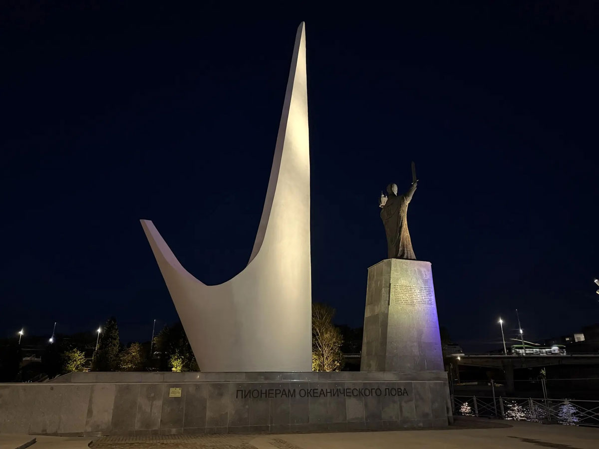 Памятник рыбакам и памятник Николаю Чудотворцу в Калининграде