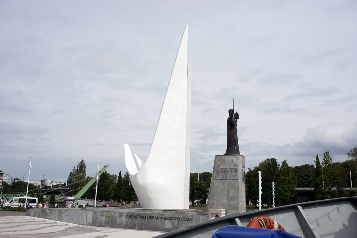 Памятник рыбакам и памятник Николаю Чудотворцу в Калининграде