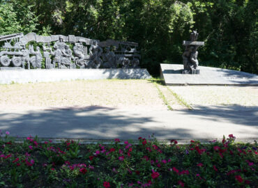 Памятник труженикам тыла, фронтовым бригадам, детям Великой Отечественной войны в Екатеринбурге