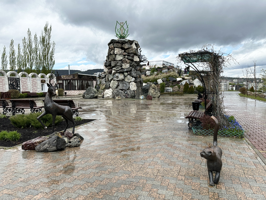 Скульптура «Серебряное копытце» и кошка Муренка