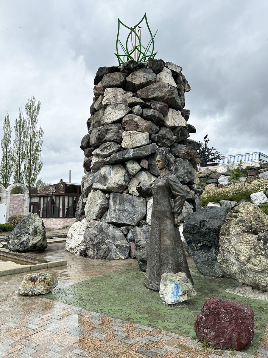 Скульптура «Хозяйка Медной горы» и фонтан «Каменный цветок»