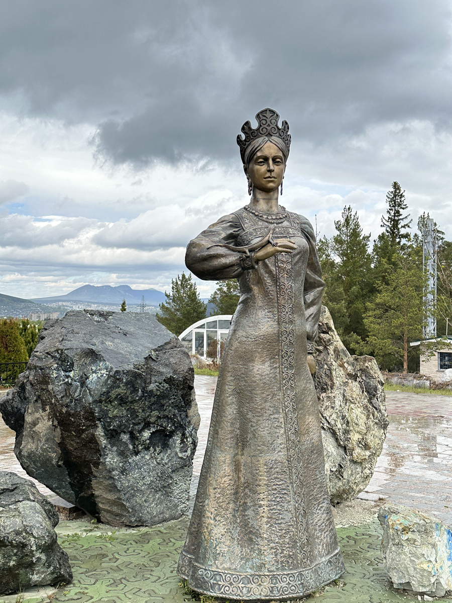 Скульптура «Хозяйка Медной горы»