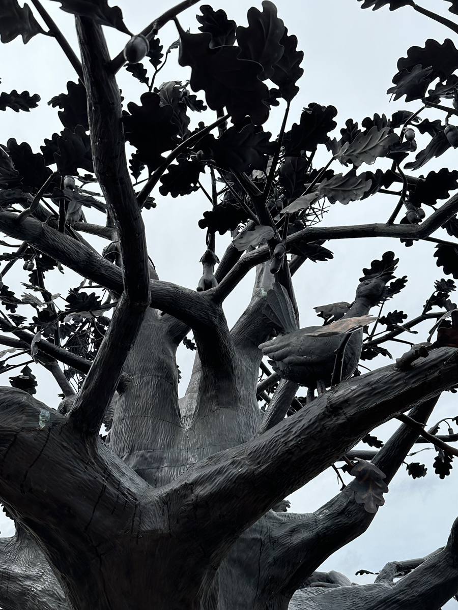 Скульптура «Дуб жизни»