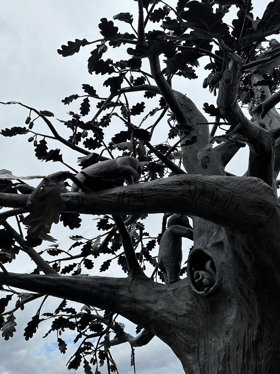 Скульптура «Дуб жизни»