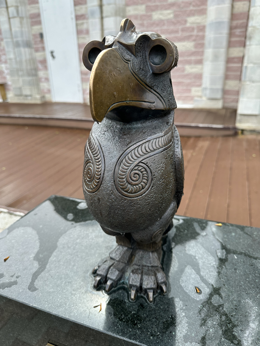 Скульптура «Гриф — птица солнца»