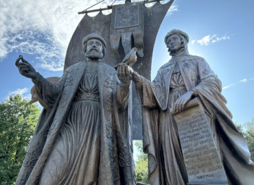 Памятник Петру и Февронии в Екатеринбурге