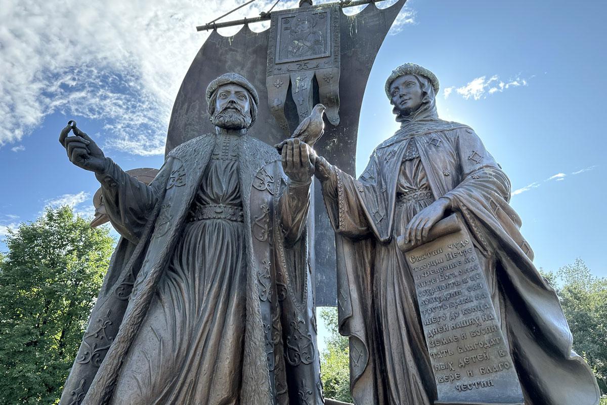 Памятник Петру и Февронии в Екатеринбурге