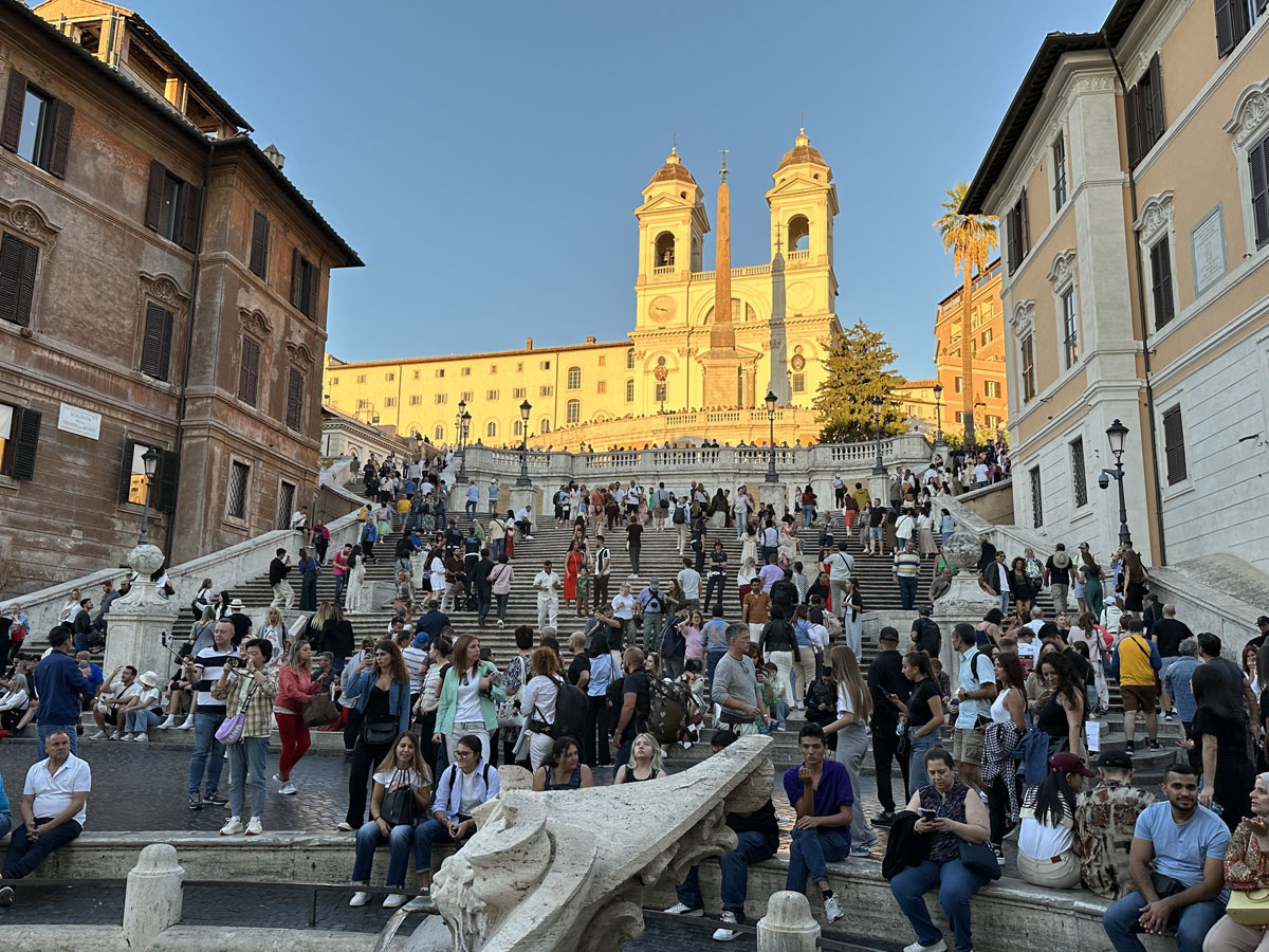 Испанская лестница (итал. Scalinata di Trinità dei Monti) в Риме